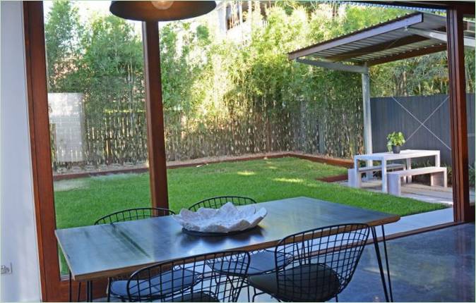 Moderní interiér chaty v Brisbane, Austrálie: dvorek Návrh interiéru moderní chaty v Brisbane, Austrálie: Backyard