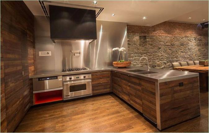 Moderní design kuchyně s kovovou zástěrou