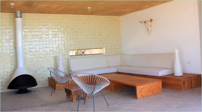 Návrh interiéru obývacího pokoje s krbem v domě v Mexiku
