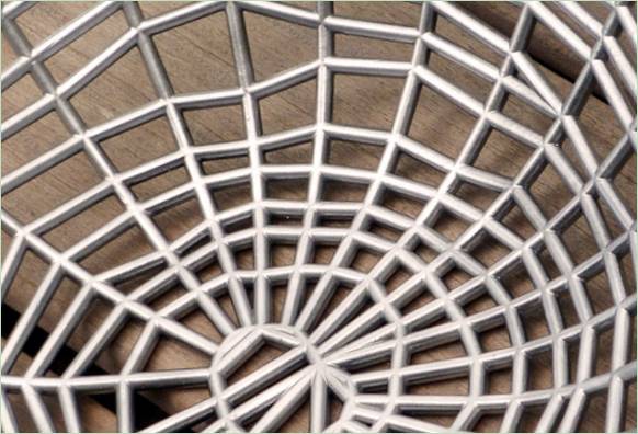 Designový kovový koš ve tvaru tkané sítě