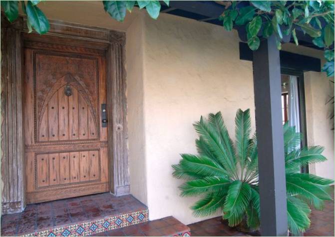 Koloniální vstupní dveře