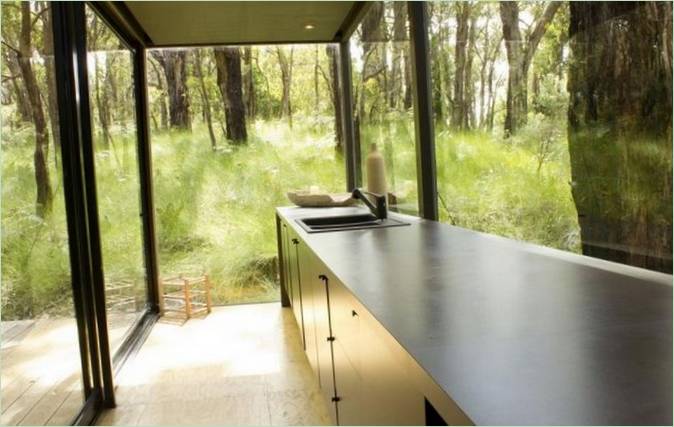 Pozoruhodný design chaty Red Hill Cabin v lese