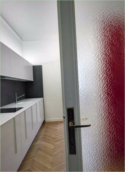 Šedobílý lesklý design kuchyně