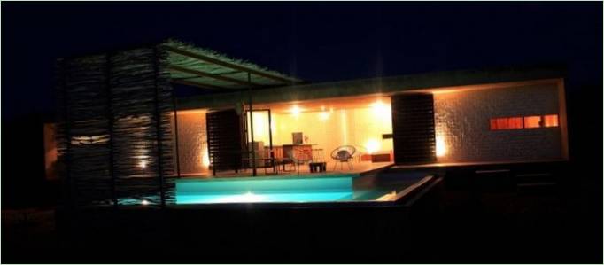 Noční osvětlení terasy a bazénu u domu v Mexiku