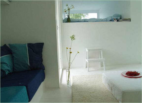 Obývací pokoj v modré a bílé barvě v Norsku