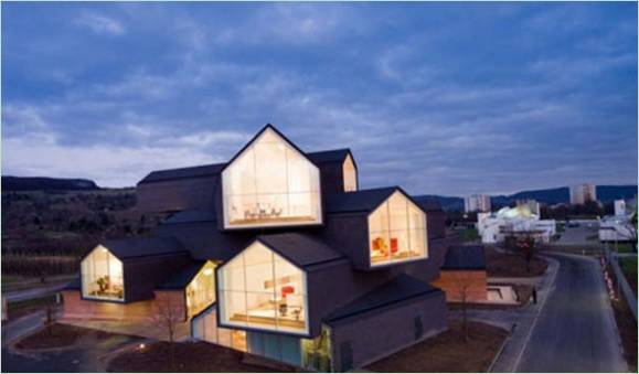 Bílý interiér ve Vitra House