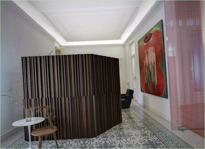 Neobvyklý design podlahy s květinovým potiskem