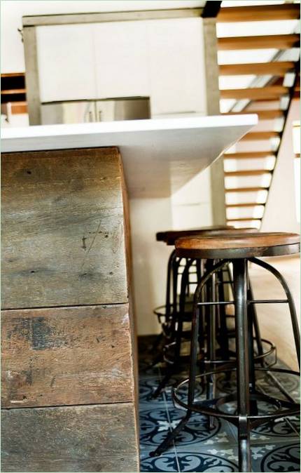 Venkovské sídlo Cottage de Brébeuf - stoličky s dřevěnými sedáky v kuchyni