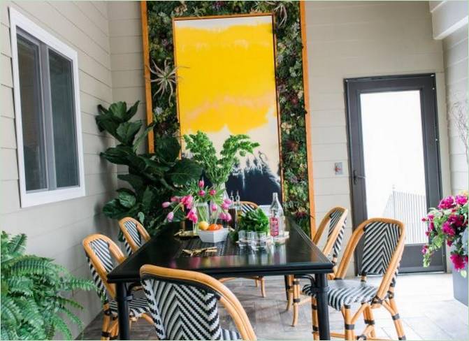 Design verandy - jídelní kout a výrazný květinový panel