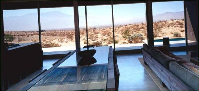 Panoramatická okna soukromého pouštního domu