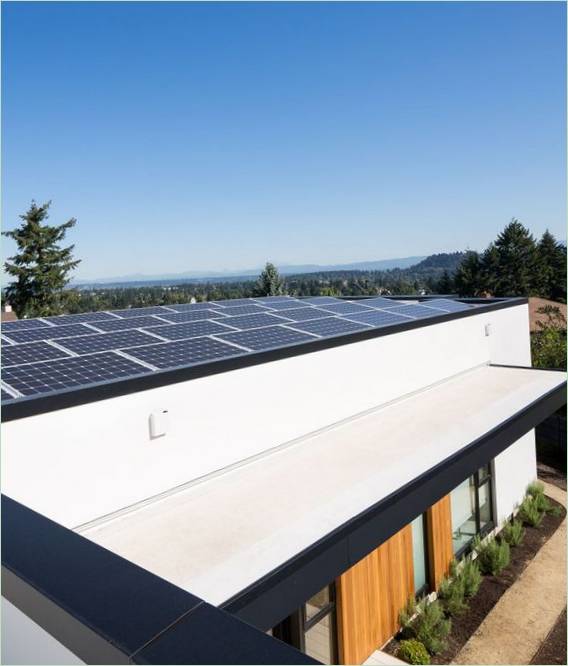 Solární panely na střeše venkovského domu