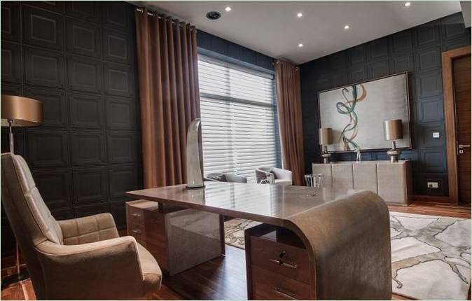 Villa by Nikki B Signature Interiors - velké kožené křeslo v interiéru domácí kanceláře