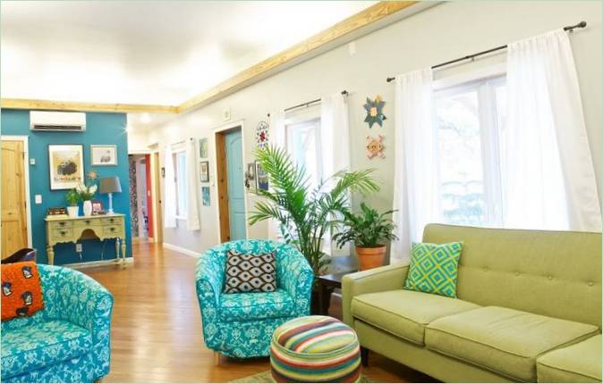 Světlý interiér domu v USA: modrá křesla