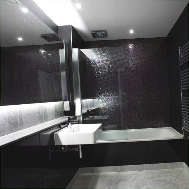 Design interiéru koupelny v tmavých barvách