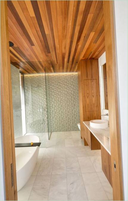 Design interiéru venkovského domu s dřevěným stropem v koupelně