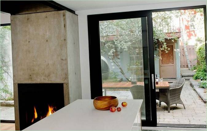 Venkovské sídlo Cottage de Brébeuf - krb z betonových tvárnic v kuchyni