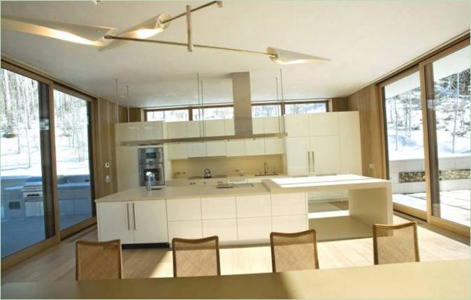 Kuchyně v luxusním sídle Linear House v Coloradu