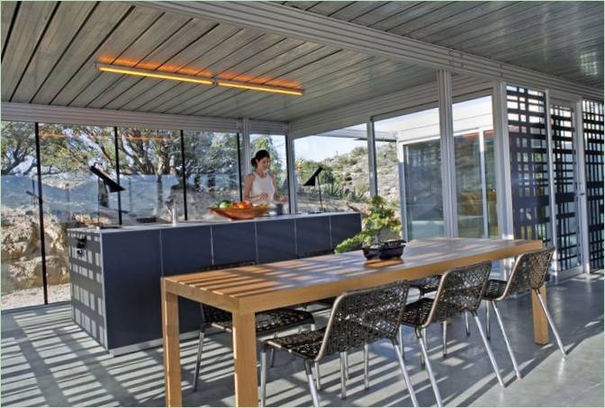 Moderní kuchyňský ostrov v domě itHouse Off-grid