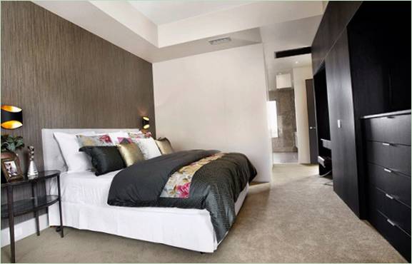 Luxusní postel v jedné z ložnic