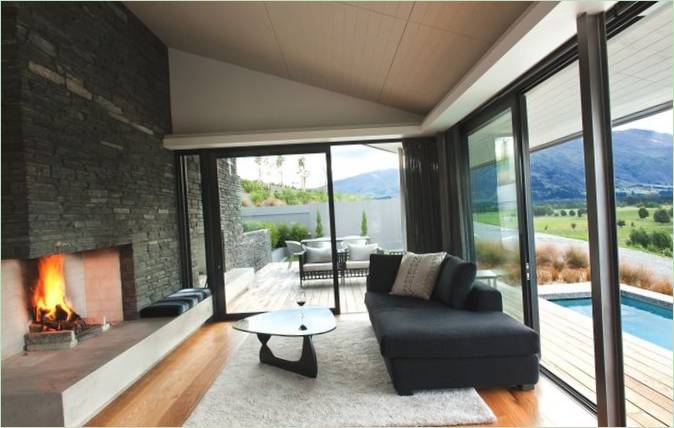 Návrh interiéru obývacího pokoje s krbem v rezidenci Wanaka na Novém Zélandu