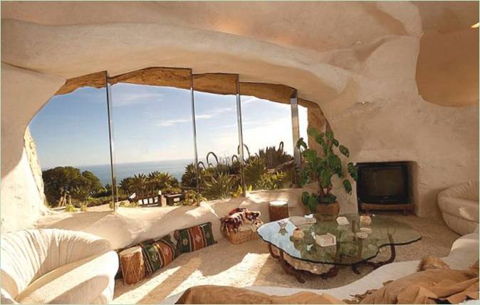 Obývací pokoj jeskynního domu Flintstoneových v Malibu