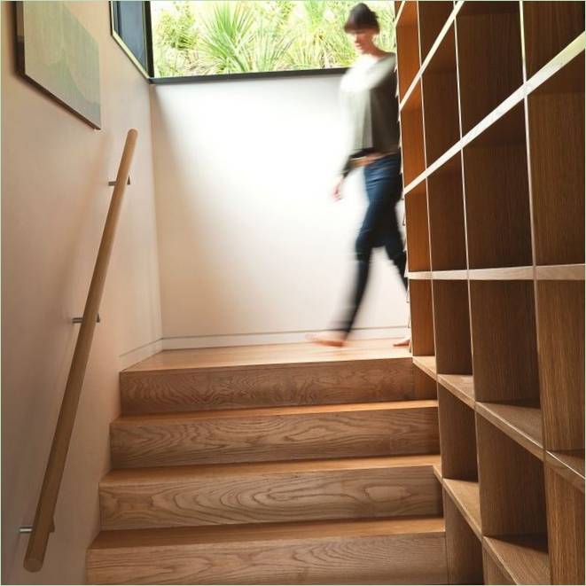 Dřevěné schodiště do prvního patra rezidence Wanaka na Novém Zélandu