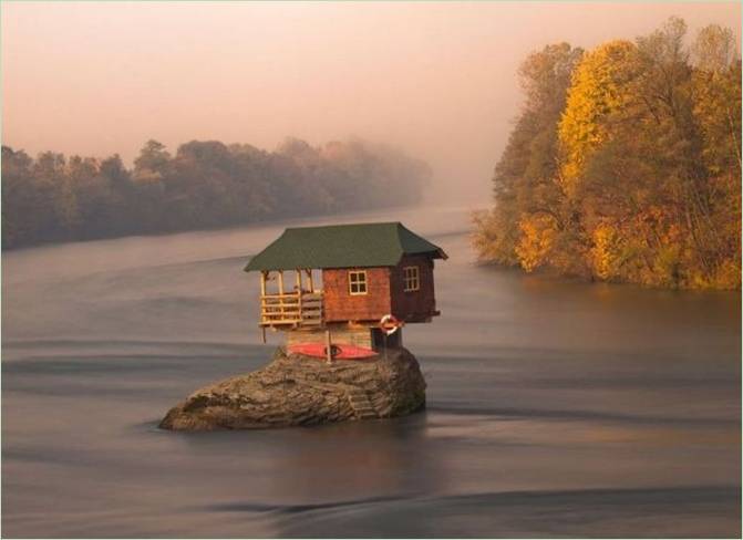 Neobvyklý dům u řeky v Srbsku