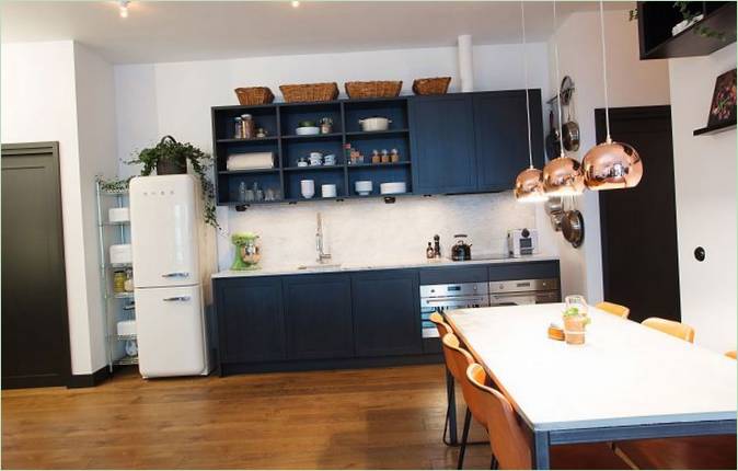 Kuchyně a jídelna rezidence Stråhattfabriken ve Stockholmu