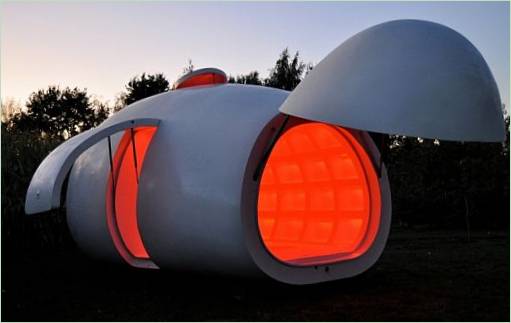 Otevřený mobilní dům ve tvaru vejce pro odpočinek nebo práci
