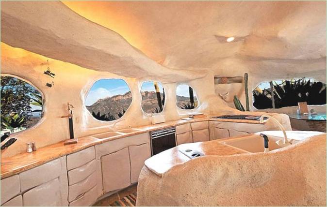 Kuchyňský kout v jeskynním domě Flintstones v Malibu