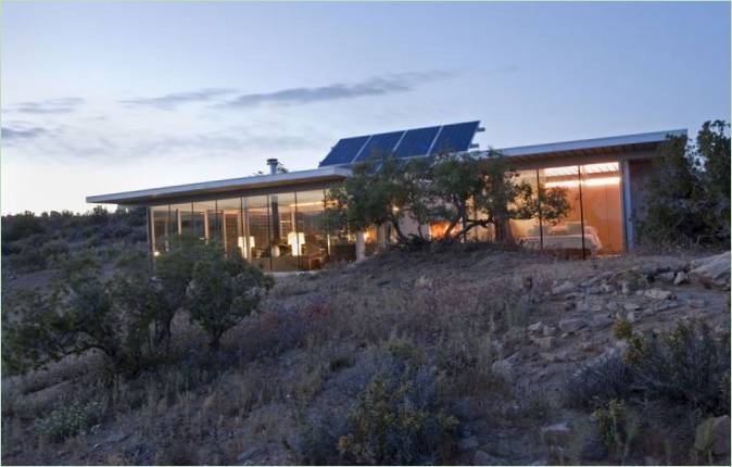 Solární panely na střeše off-gridového domu itHouse