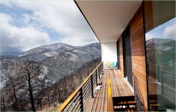 Nádherný výhled na zasněžené hory z dřevěného balkonu