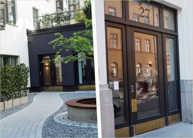 Prosklené vstupní dveře rezidence Stråhattfabriken ve Stockholmu