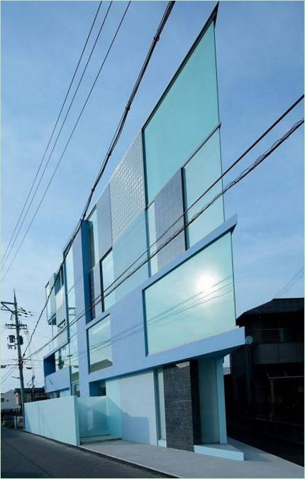 Přední vchod do domu ve tvaru lodní přídě od Eastern Design Office v Japonsku