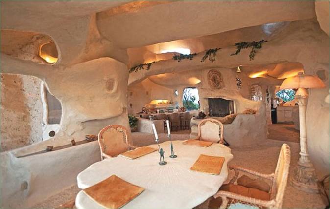 Jídelna hotelu Flintstones Cavern House v Malibu