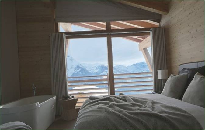 Ložnice a koupelna domu Solais ve Švýcarsku
