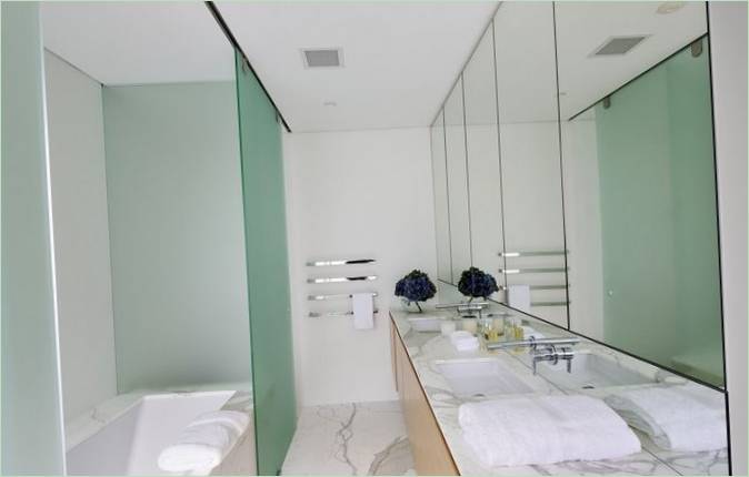 Čistá koupelna s mramorovou pracovní deskou