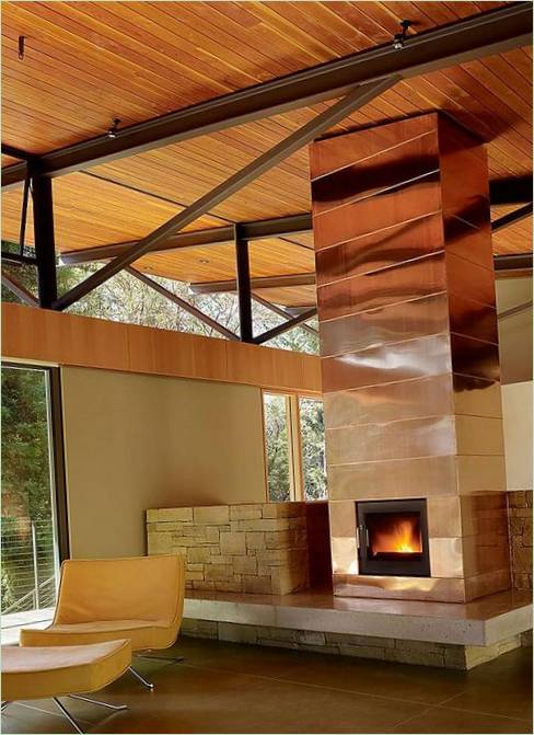 Krb v interiéru obývacího pokoje domu Sonoma Mountain House