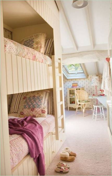 Patrová postel v interiéru dětského pokoje