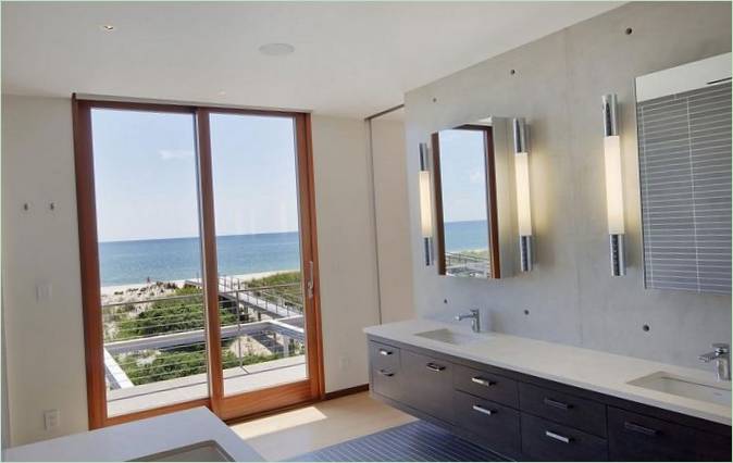 Interiér koupelny v plážovém domě v Hamptons v USA