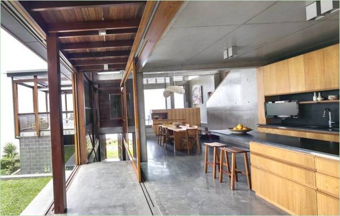 Interiér kuchyně s dřevěným dekorem v rezidenci v Austrálii