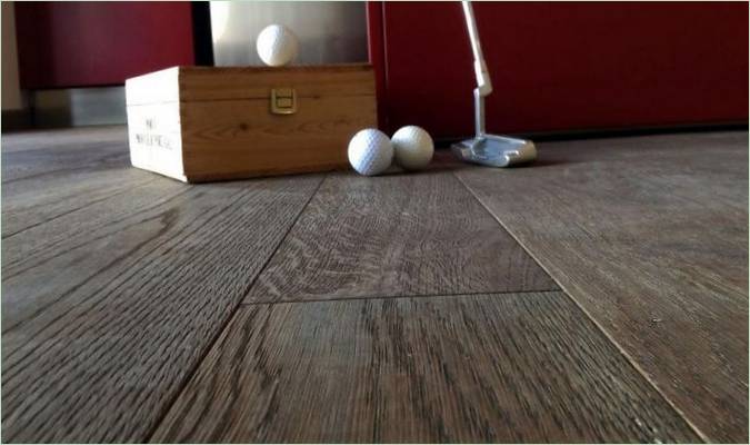 Golfové míčky a stojan na putter