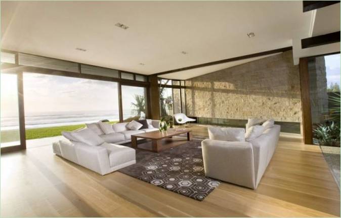 Interiér obývacího pokoje s výhledem na moře