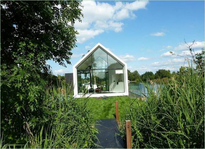 Rekreační ostrovní dům od 2by4-architects - letní krajina