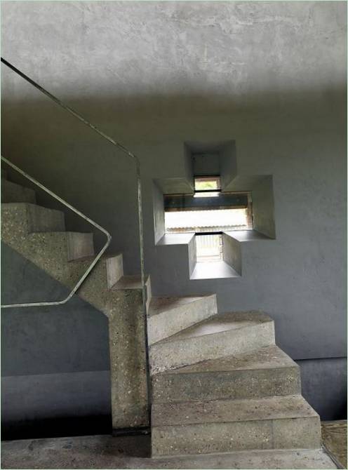 Šedé betonové schodiště do prvního patra