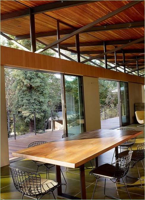 Jídelna v domě Sonoma Mountain Forest House