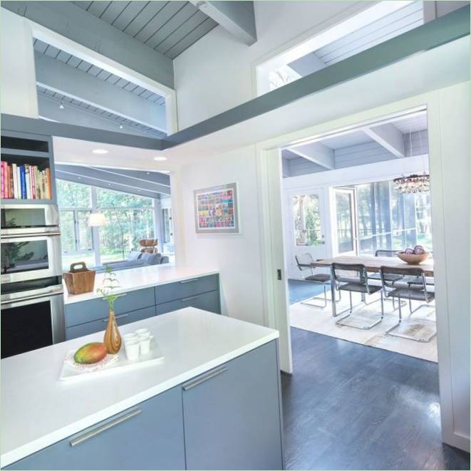 Moderní design interiéru kuchyně v polovině století