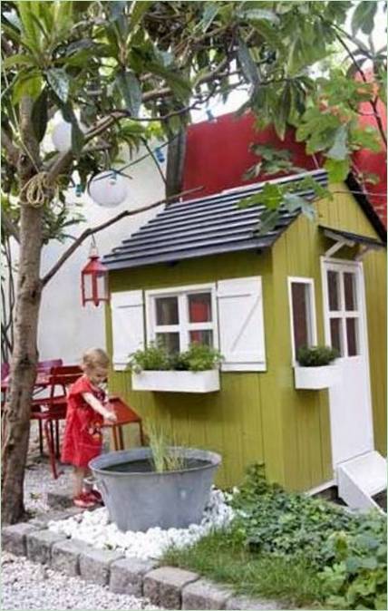 Dětský domeček na zahradě
