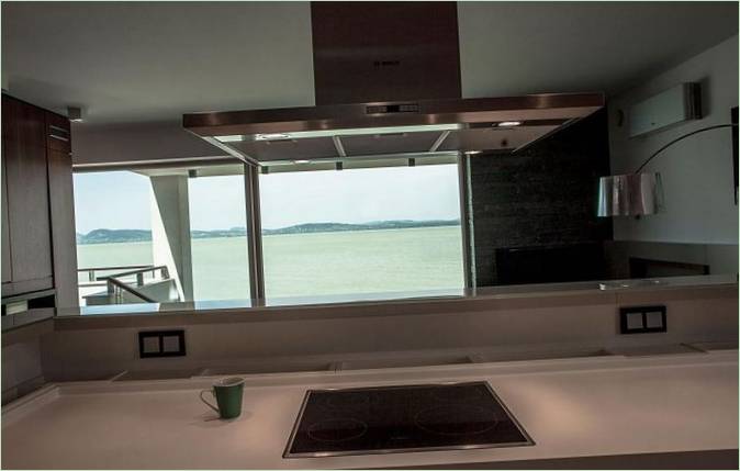 Kuchyňská digestoř v interiéru moderní kuchyně Lakeside Home