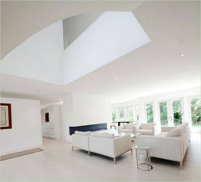 Prostorný obývací pokoj s vysokými stropy